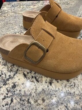 Women’s Suede Platform Clog Mule with Buckle - Tan